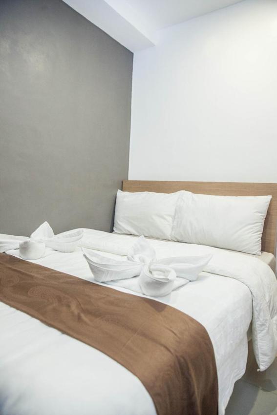 Melbourne Suites Макати Экстерьер фото